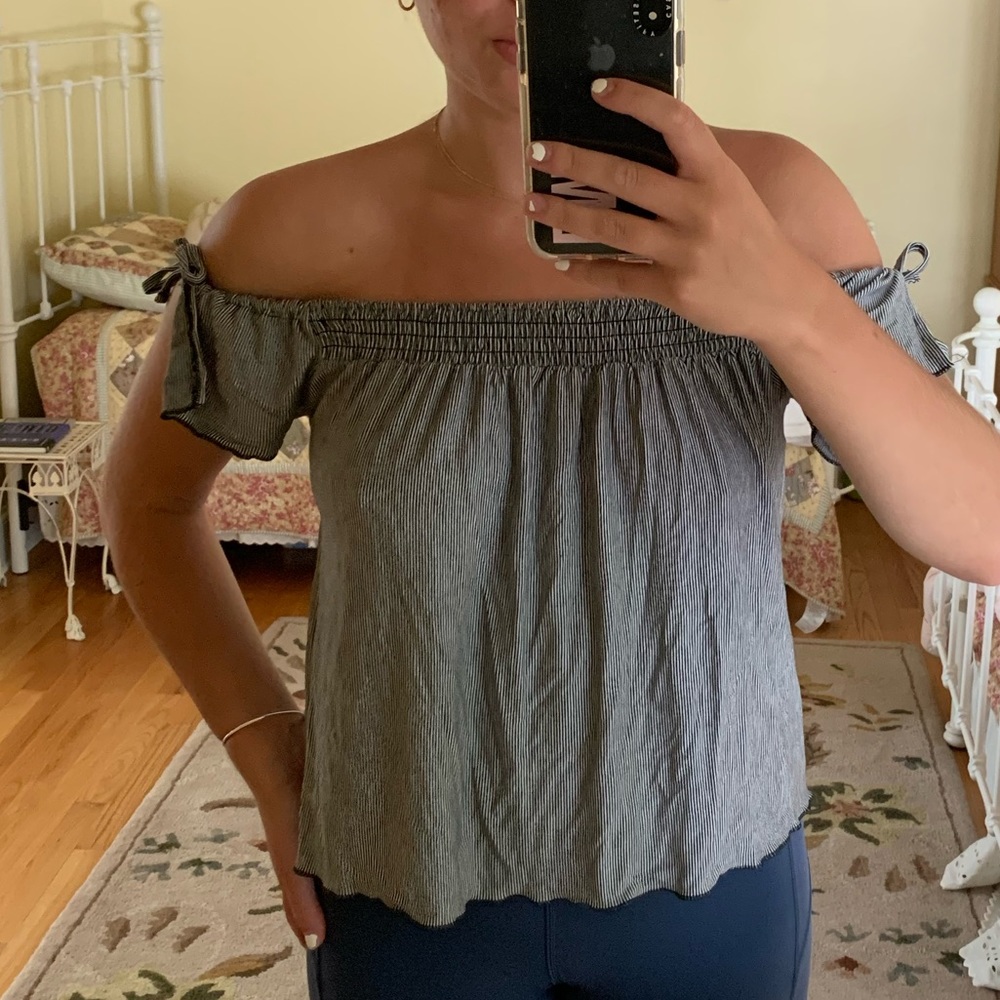 Striped of the shoulder top